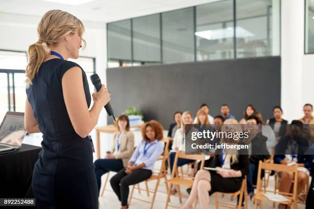 her presentation leaves an impact on her colleagues - palestrante imagens e fotografias de stock