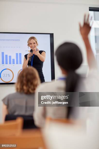 oui, vous avez une question - discours-liminaire photos et images de collection