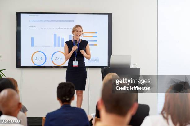 dans les présentations, elle sait ce qui fonctionne - discours-liminaire photos et images de collection