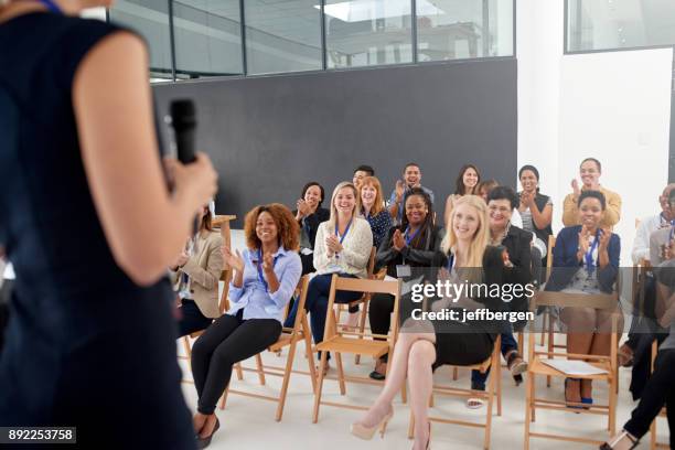 un autre séminaire avec succès dans le sac - discours-liminaire photos et images de collection