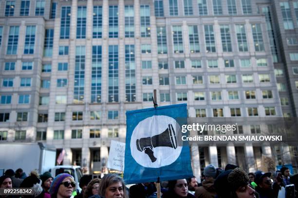 Activists gather before a hearing at the Federal Communications Commission on December 14, 2017 in Washington, DC. / AFP PHOTO / Brendan Smialowski