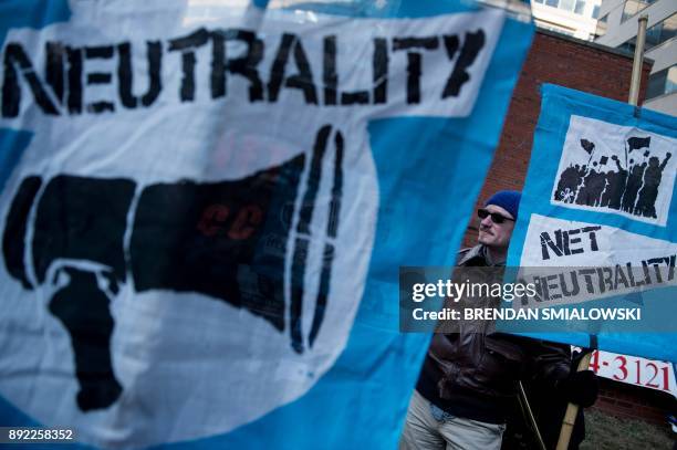 Activists gather before a hearing at the Federal Communications Commission on December 14, 2017 in Washington, DC. / AFP PHOTO / Brendan Smialowski