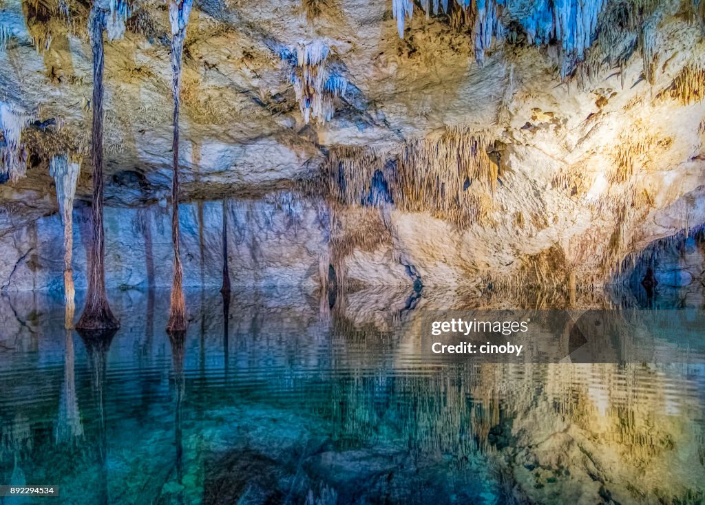 Doline of Cenote in Riviera Maya, Yucatan schiereiland - Mexico