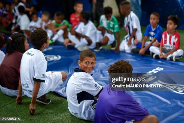 Children wait for the players of Brazil's Flamengo and Argentina's Independiente before the Copa Sudamericana football final at the Maracana stadium...