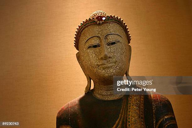 wooden statue of buddha - redondo beach california - fotografias e filmes do acervo