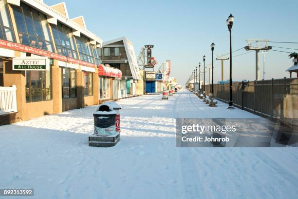 paseo marítimo y tiendas con nieve en invierno - seaside heights fotografías e imágenes de stock