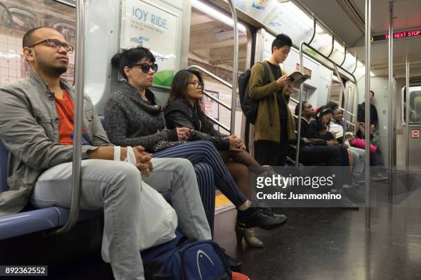 reizen in een metro-trein - crowded train station smartphone stockfoto's en -beelden