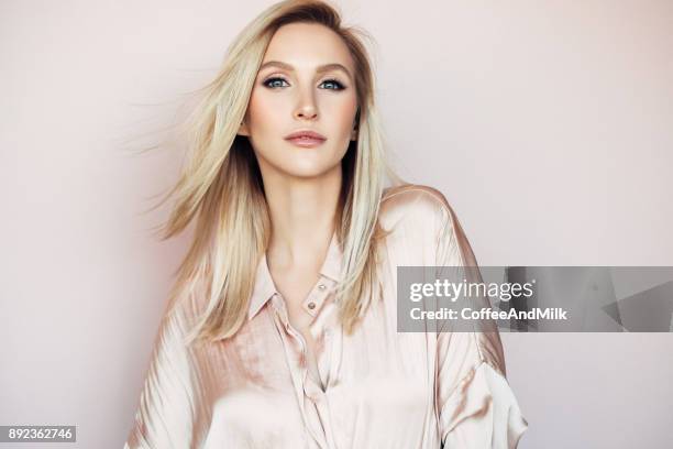 hermosa mujer con pelo recto largo - volumen fotografías e imágenes de stock