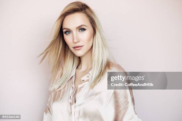 schöne frau mit langen geraden haaren - glatte oberfläche stock-fotos und bilder