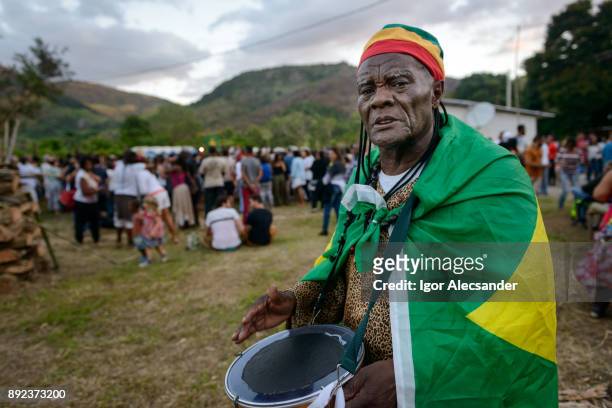 anciana brasileña rastafari, festival de la cultura afro - cultura de jamaica fotografías e imágenes de stock