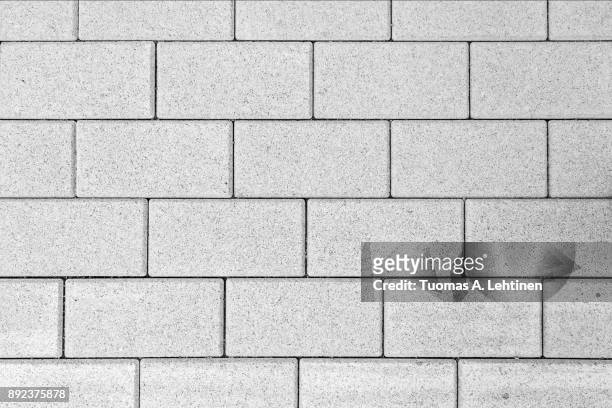 pattern of paving blocks viewed from above in black and white. - calçada imagens e fotografias de stock