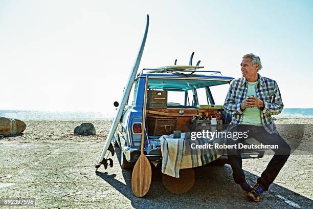 morning surf run at the beach - offbeat imagens e fotografias de stock