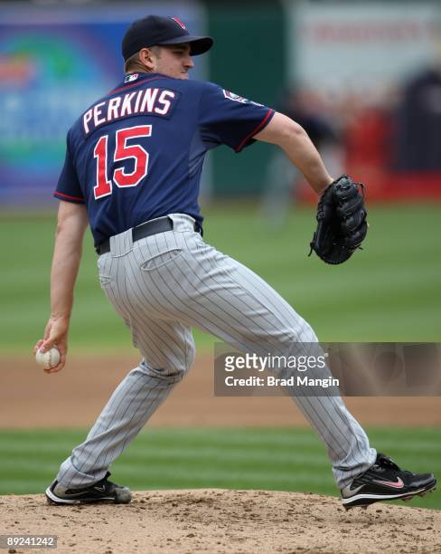 Glen Perkins of the Minnesota Twins pitches against the Oakland Athletics during the game at the Oakland-Alameda County Coliseum on July 22, 2009 in...