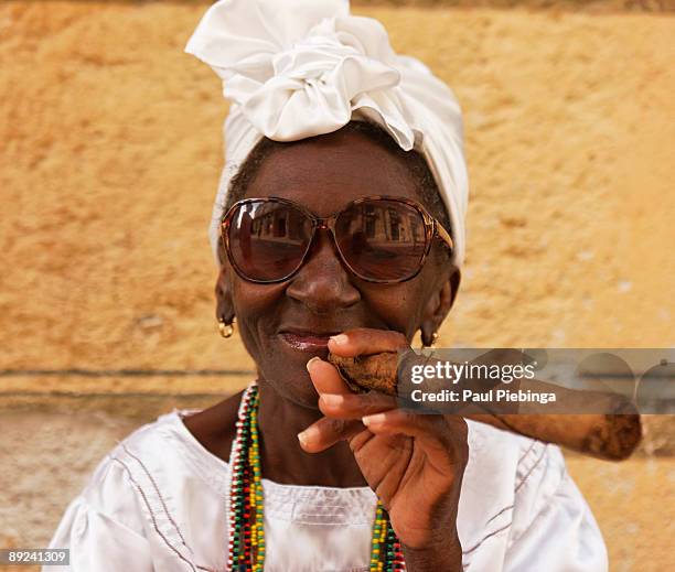 cuban woman with cigar - beautiful women smoking cigars 個照片及圖片檔