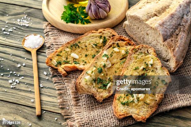 snack of voorgerecht van knoflook basilicum en olijfolie bruschettas - garlic bread stockfoto's en -beelden