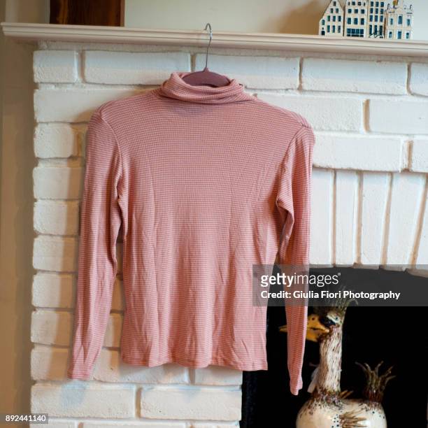 pink polo-neck jumper - polo neck stock-fotos und bilder