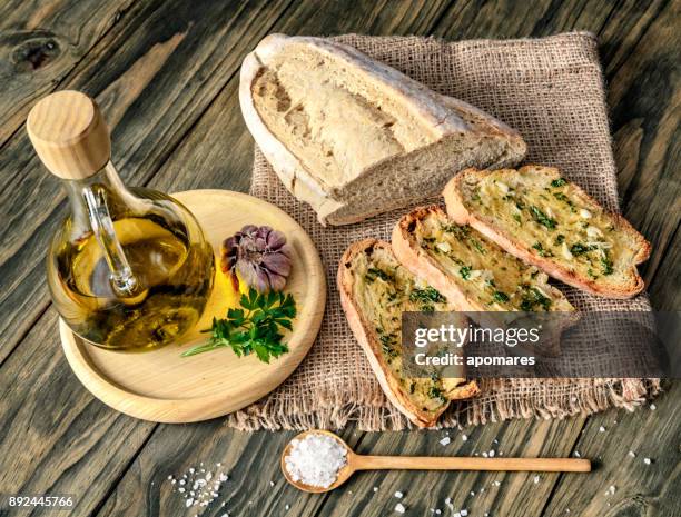snack oder vorspeise von knoblauch, basilikum und olivenöl bruschetta - aguacates stock-fotos und bilder