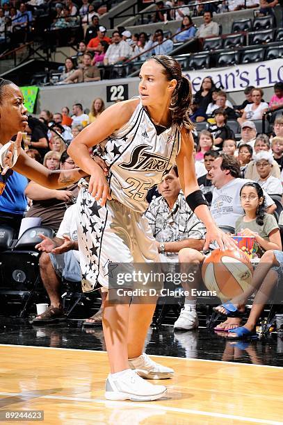 Becky Hammon of the San Antonio Silver Stars handles the ball during the game against the Connecticut Sun on July 17, 2009 at the AT&T Center in San...