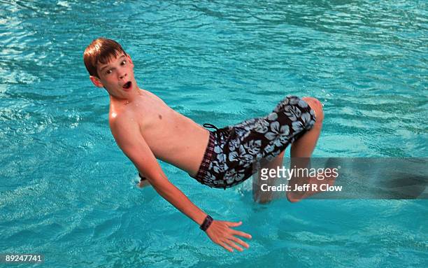 cold water teen - teen boy shorts stockfoto's en -beelden