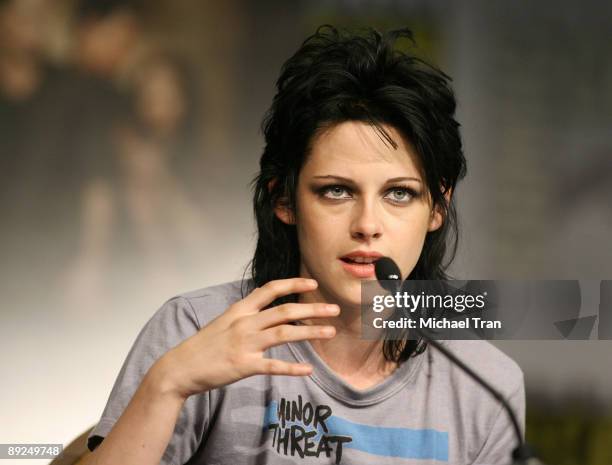 Actress Kristen Stewart attends the 2009 Comic-Con "Twilight: New Moon" press conference held at the Hilton San Diego Bayfront Hotel on July 23, 2009...