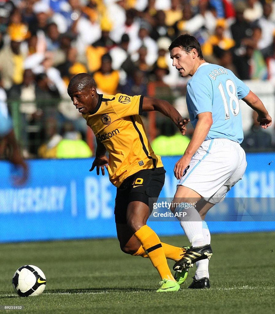 Gareth Barry, of Manchester City, fights