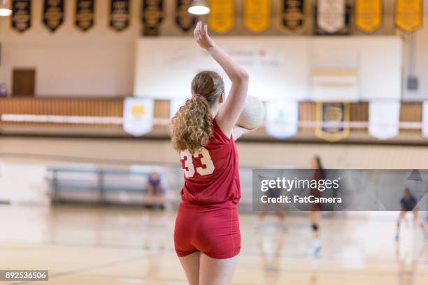 juego de voleibol de la escuela secundaria llena de acción - high school volleyball fotografías e imágenes de stock