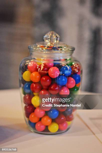 bubble gum pot - bubble gum stockfoto's en -beelden