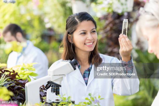 botaniste examine des échantillons de sol - prélèvement à tester photos et images de collection