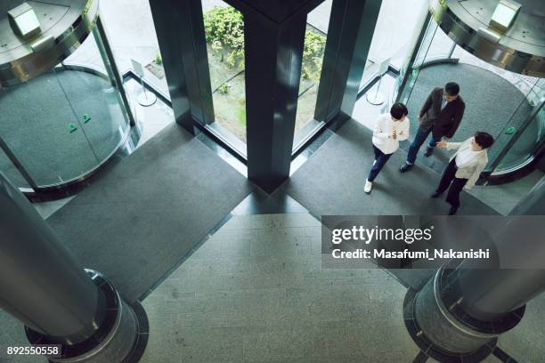 miembro del equipo de negocios asiáticos son encuentran en la entrada de la oficina de - corporate hierarchy fotografías e imágenes de stock