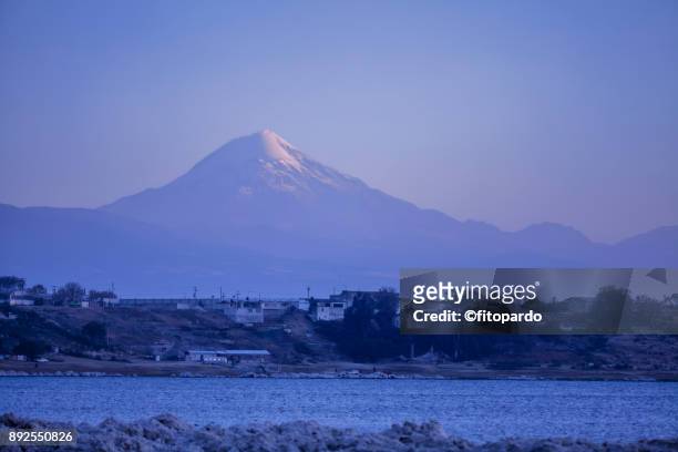 pico de orizaba volcano and alchichica lake - puebla mexico fotografías e imágenes de stock