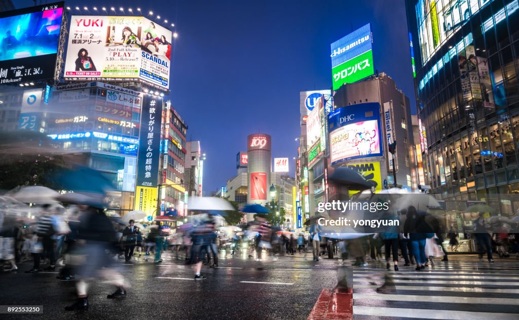 Nuit pluvieuse au passage à Shibuya