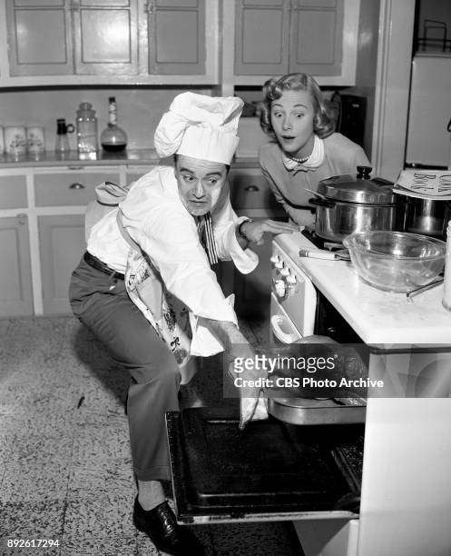 Television situation comedy, Heaven for Betsy. Real life husband and wife, Jack Lemmon and Cynthia Stone get ready for Thanksgiving. New York, NY....