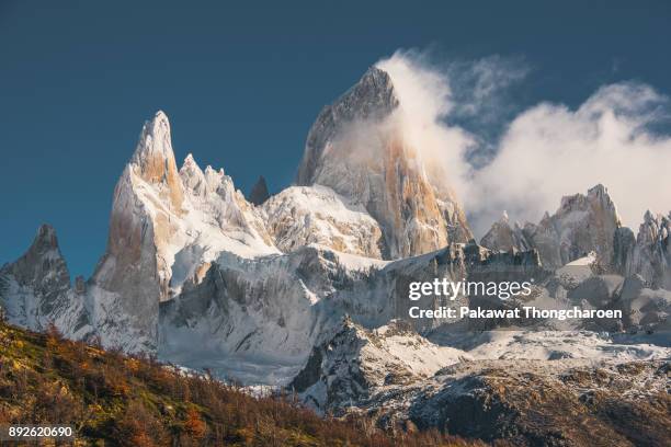 scenic view of mt. fitz roy, el chalten argentina - berg cerro fitzroy stock-fotos und bilder