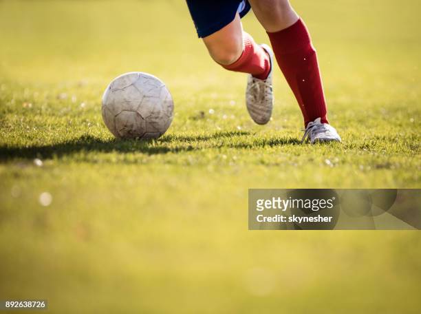 oigenkännlig soccer player körs med en boll. - sparka bildbanksfoton och bilder