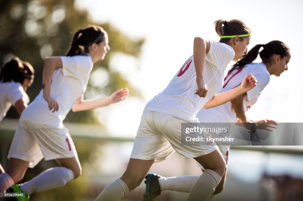 Equipo de fútbol femenino jugadores calentando antes del partido.