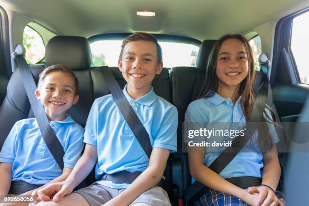 crianças no carro indo para a escola - cinto de segurança - fotografias e filmes do acervo