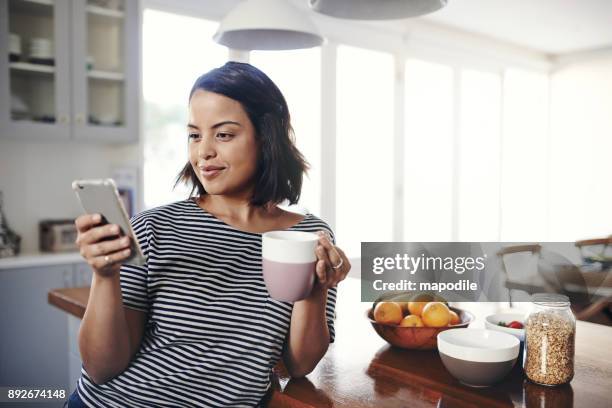 come chill and have a cuppa with me - latin american and hispanic ethnicity on phone stock pictures, royalty-free photos & images