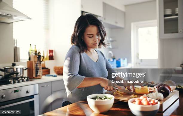 bereiten ihr lieblingsgericht - kochen stock-fotos und bilder