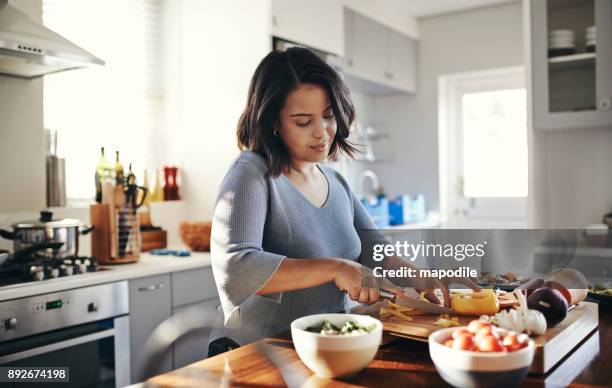förbereda hennes favoriträtt - healthy food bildbanksfoton och bilder