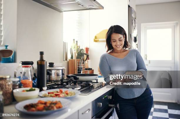 mal sehen, was der nächste schritt ist... - kochrezept stock-fotos und bilder