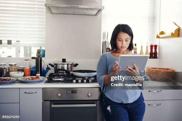 het is zoveel makkelijker aan maaltijd prep met uw apparaat - meal prep stockfoto's en -beelden