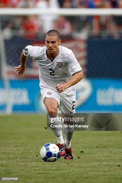 Heath Pearce of the USA moves the ball against Honduras during their CONCACAF Cup Semifinal match at Soldier Field on July 23, 2009 in Chicago,...