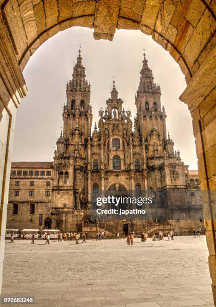 santiago de compostela cathedral, end of the camino de santiago pilgrimage - santiago de compostela fotografías e imágenes de stock