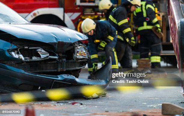 bomberos en una escena de accidente de coche - carro de bombeiro fotografías e imágenes de stock