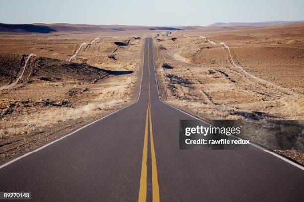 long straight road - strada deserta foto e immagini stock