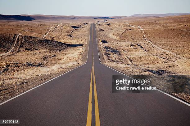 long straight road - província tierra del fuego argentina imagens e fotografias de stock