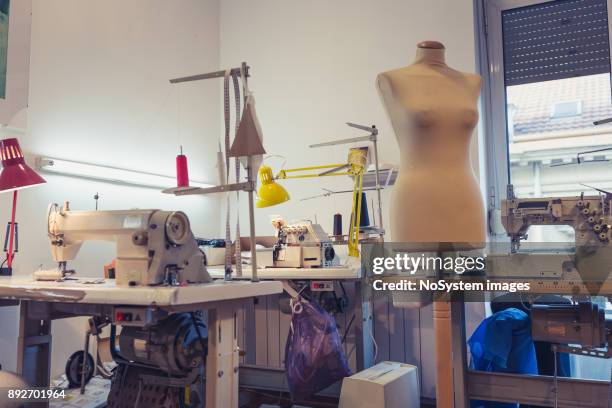 donne che lavorano insieme - sarta foto e immagini stock