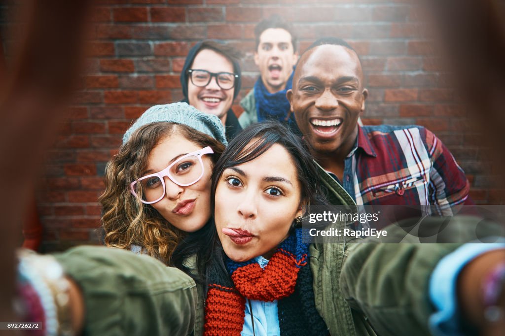 Gruppe der happy Friends nehmen Selfie im freien