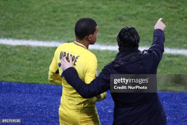 Unai Emery head coach of PSG gives his instructions to Mbappe Lottin Kylian of PSG during the french League Cup match, Round of 16, between...