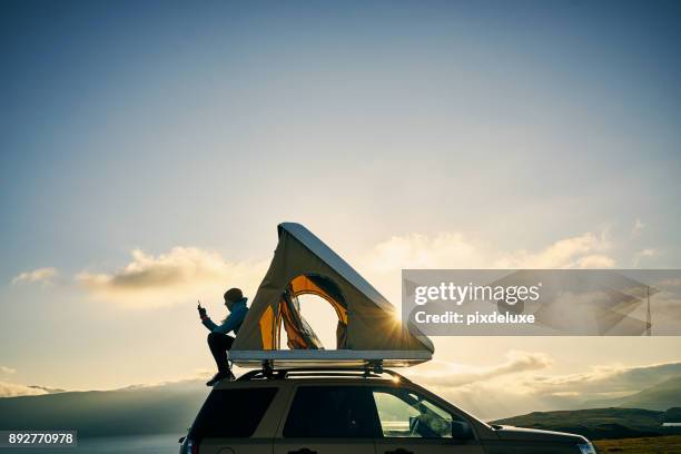 ich brauche keine therapie, ich brauche nur camping - car mobile phone stock-fotos und bilder